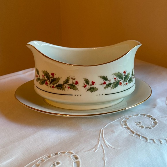 Holly Yuletide Gravy Boat with Attached Saucer Plate Holly Berries Gold Trim 8” - Picture 1 of 9